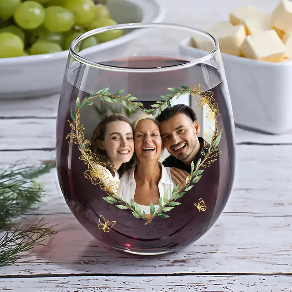Dear Mom, Thanks for Putting Up with Me – Funny and Personalized Wine Glass with Heart-Shaped Photo, Customizable with Names, Perfect Gift for Mother’s Day or Family Celebration