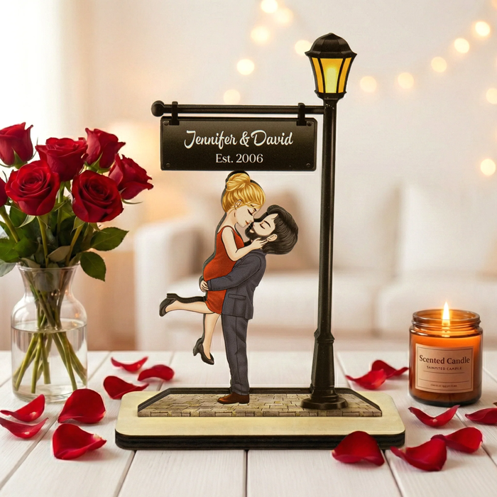Personalized 2-Layer Wooden Plaque Kissing Couple Under Street Lamp - Romantic Home Display, Unique Gift for Wife or Husband