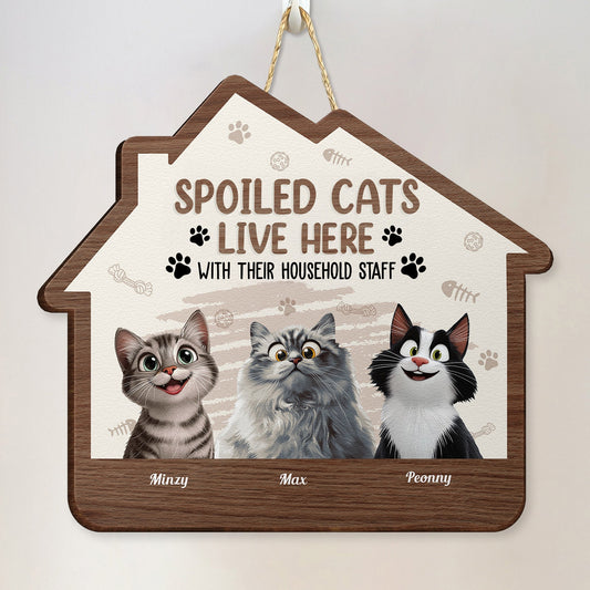Spoiled Cats Live Here – Fun Wooden Sign with Customizable Pet Names for Cat Lovers