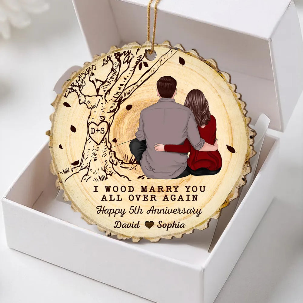 Wooden Ornament with Couple Hugging Under Tree, Romantic Anniversary Keepsake, Clear & Textured Design, Perfect Gift for Wedding Celebration