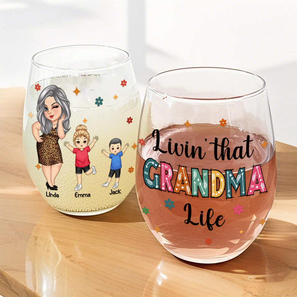 Living That Grandma Life – Custom Wine Glass with Grandma Illustration and Grandkids' Names, Perfect Mother's Day Gift