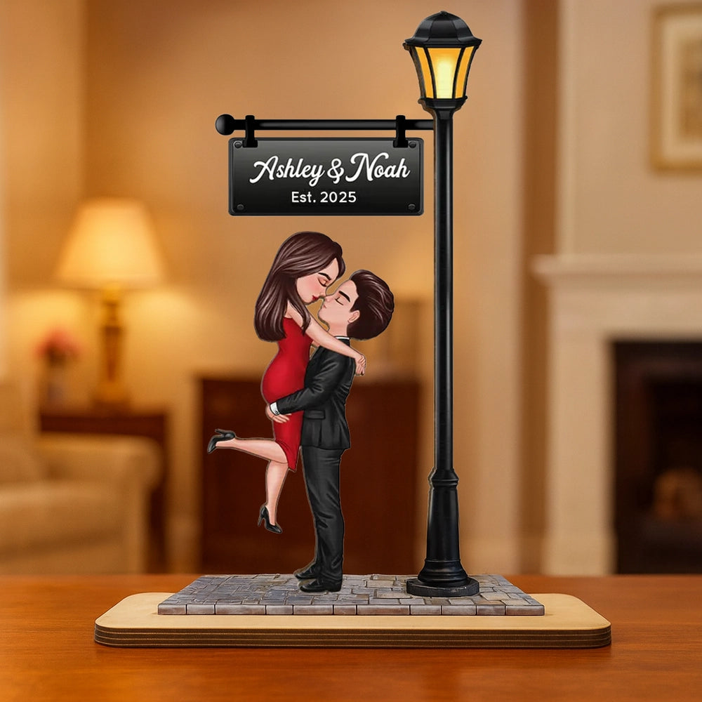 Romantic Couples Wooden Plaque – Hugging Under the Streetlight, Perfect Gift for Anniversary or Valentine’s Day