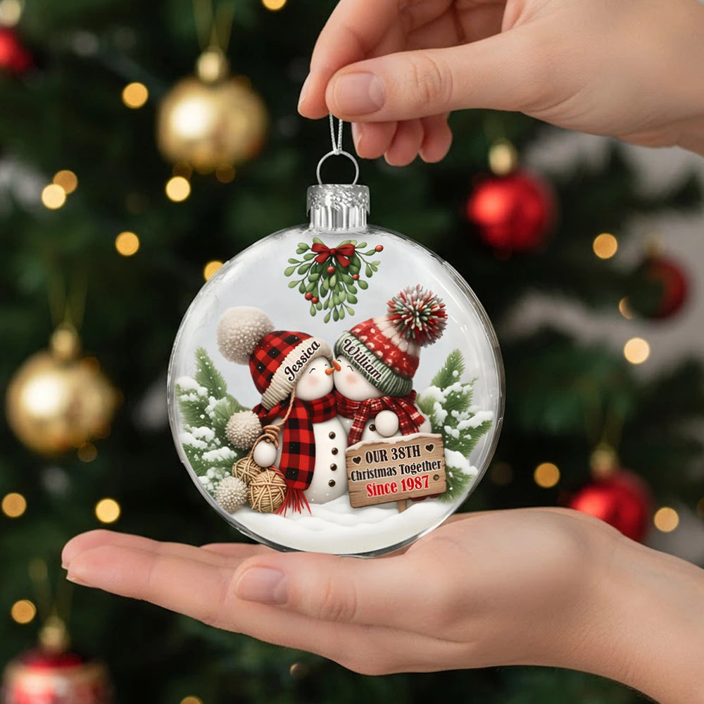 Personalized Acrylic Flat Ball Ornament for Couples – Cozy Snowman Design for Christmas Tree – Unique Romantic Gift to Celebrate Your Love
