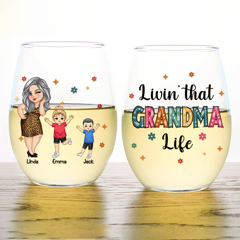 Living That Grandma Life – Custom Wine Glass with Grandma Illustration and Grandkids' Names, Perfect Mother's Day Gift