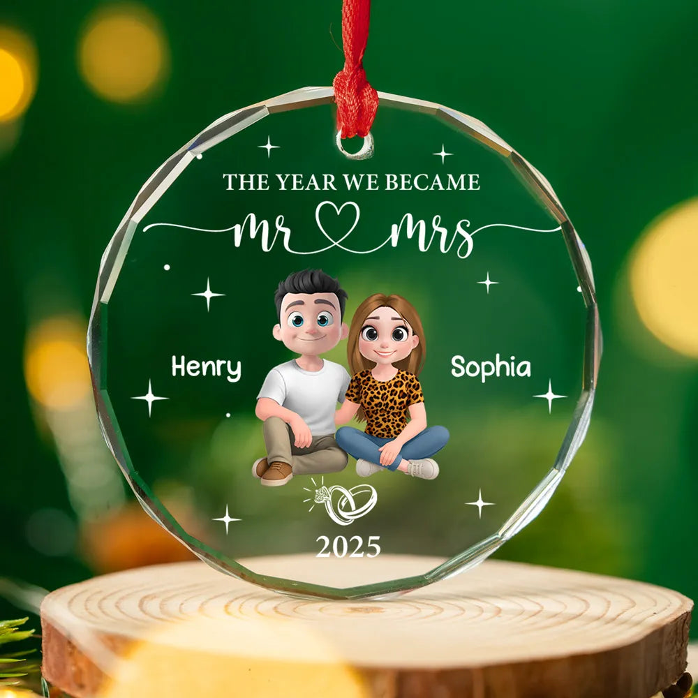 Mr ♥ Mrs Round Crystal Ornament with Seated Couple & Star Accents, Meaningful Anniversary Gift for Partner