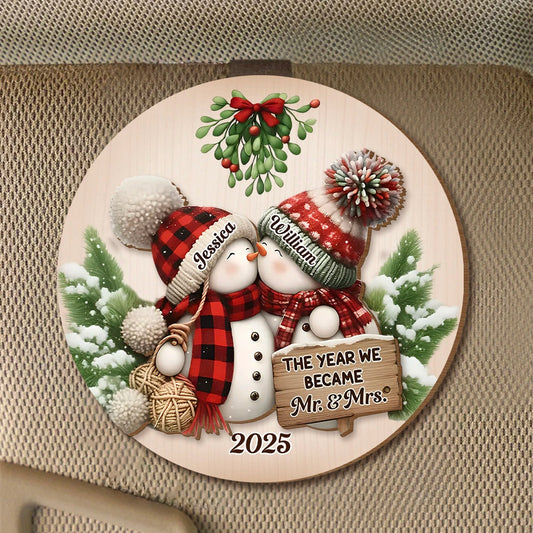 Personalized Wooden Car Visor Clip for Couple – Cute Snowman Design, Romantic Winter Scene, Unique Christmas Gift for Newlyweds
