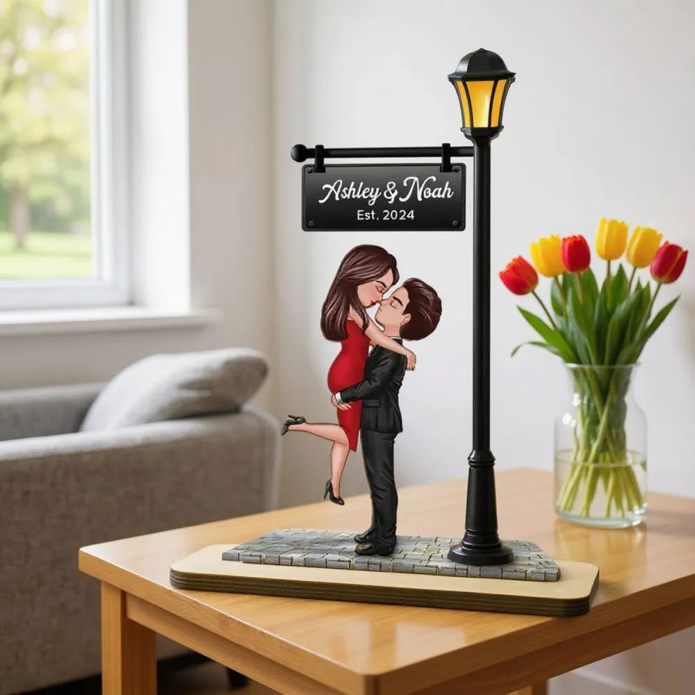 Romantic Couples Wooden Plaque – Hugging Under the Streetlight, Perfect Gift for Anniversary or Valentine’s Day
