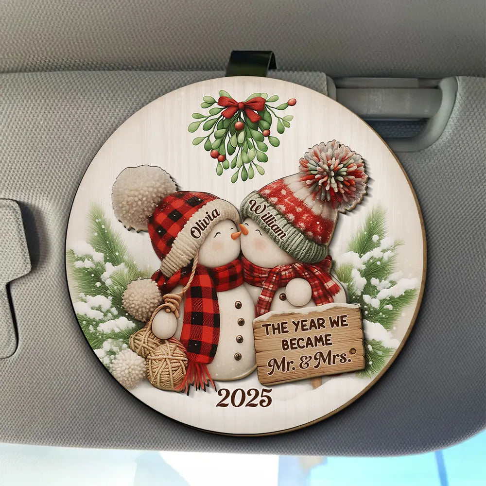 Personalized Wooden Car Visor Clip for Couple – Cute Snowman Design, Romantic Winter Scene, Unique Christmas Gift for Newlyweds