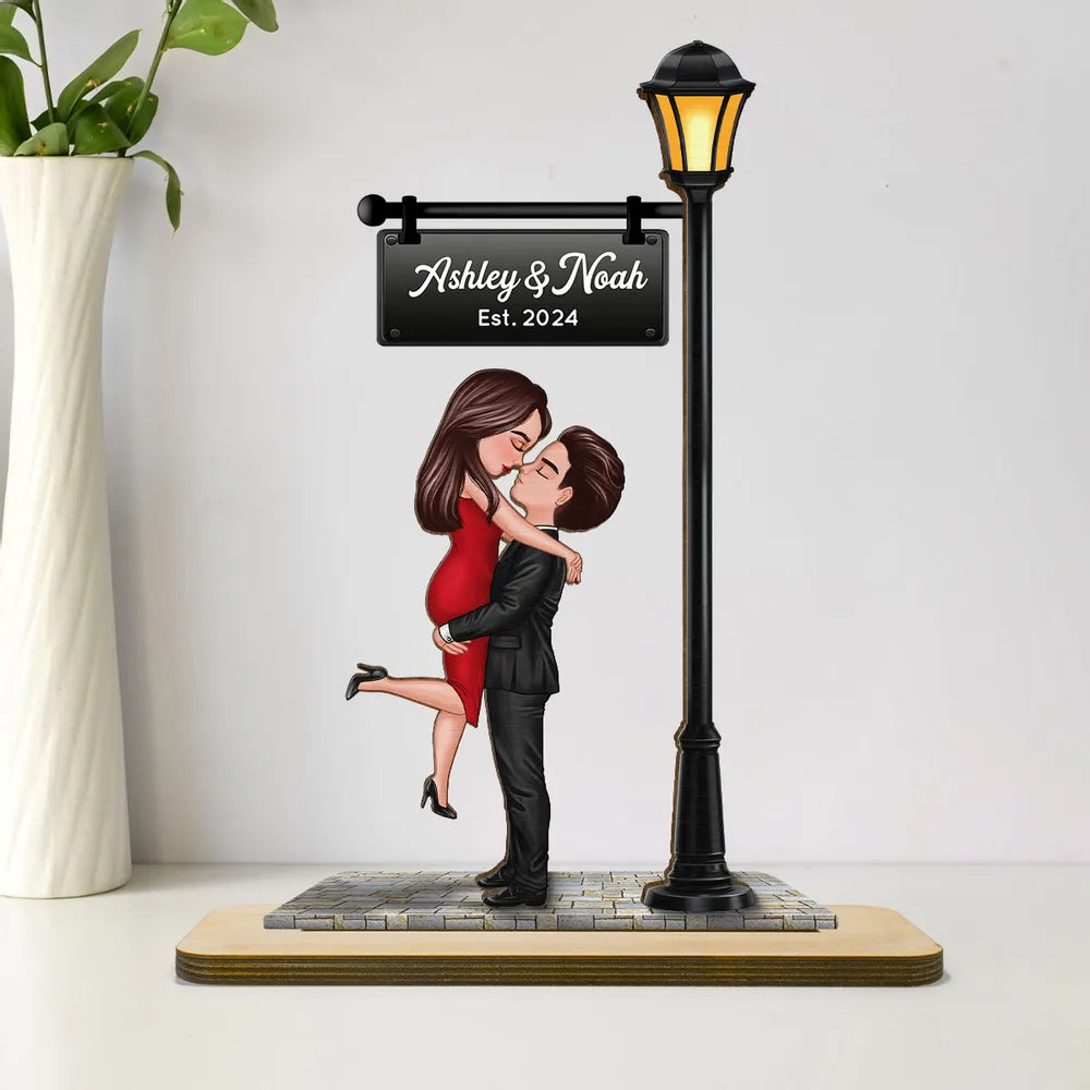 Romantic Couples Wooden Plaque – Hugging Under the Streetlight, Perfect Gift for Anniversary or Valentine’s Day