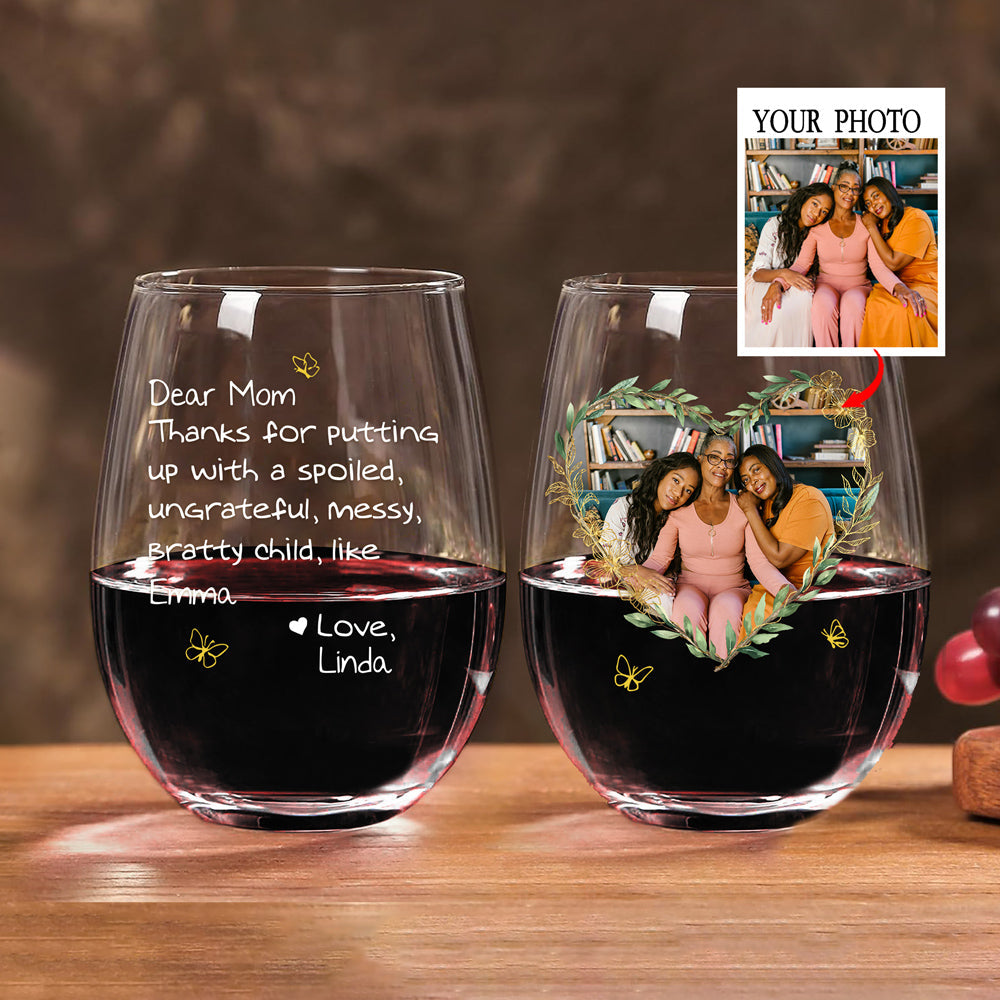 Dear Mom, Thanks for Putting Up with Me – Funny and Personalized Wine Glass with Heart-Shaped Photo, Customizable with Names, Perfect Gift for Mother’s Day or Family Celebration